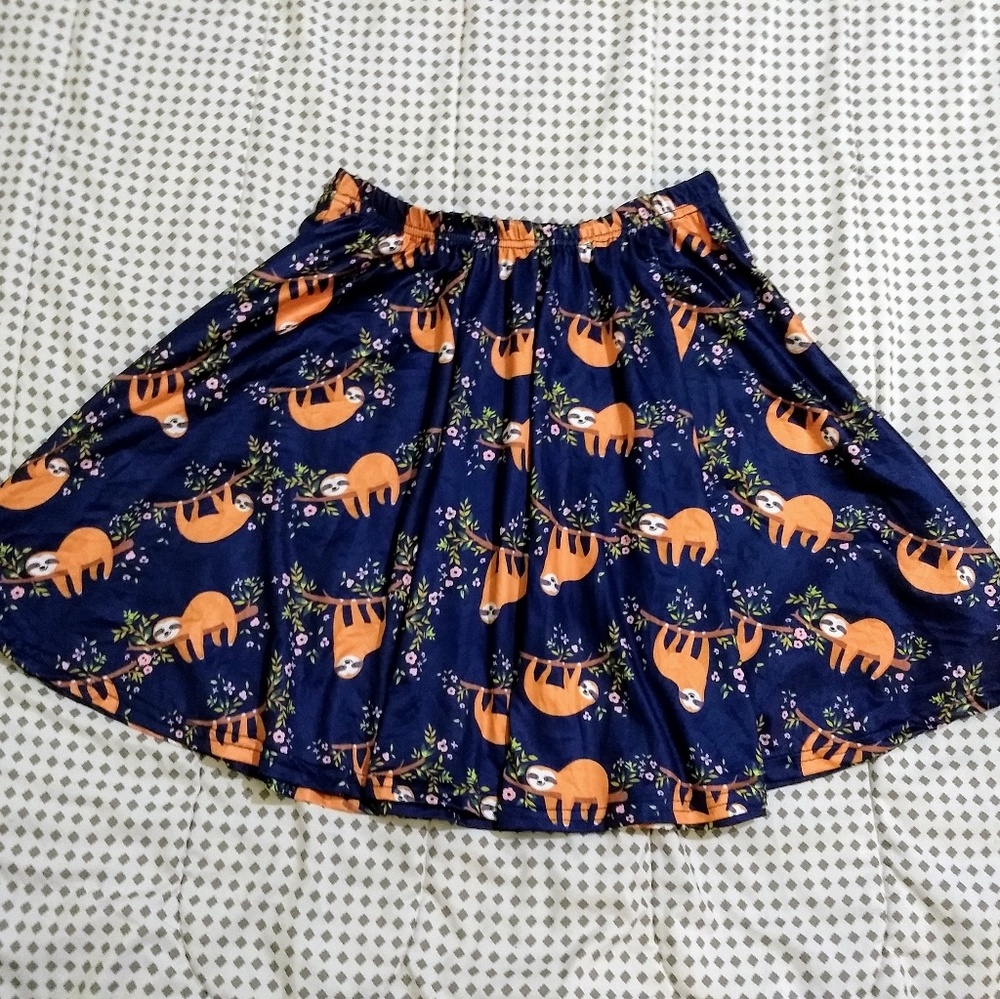 Adorable fun navy sloth skirt EUC
